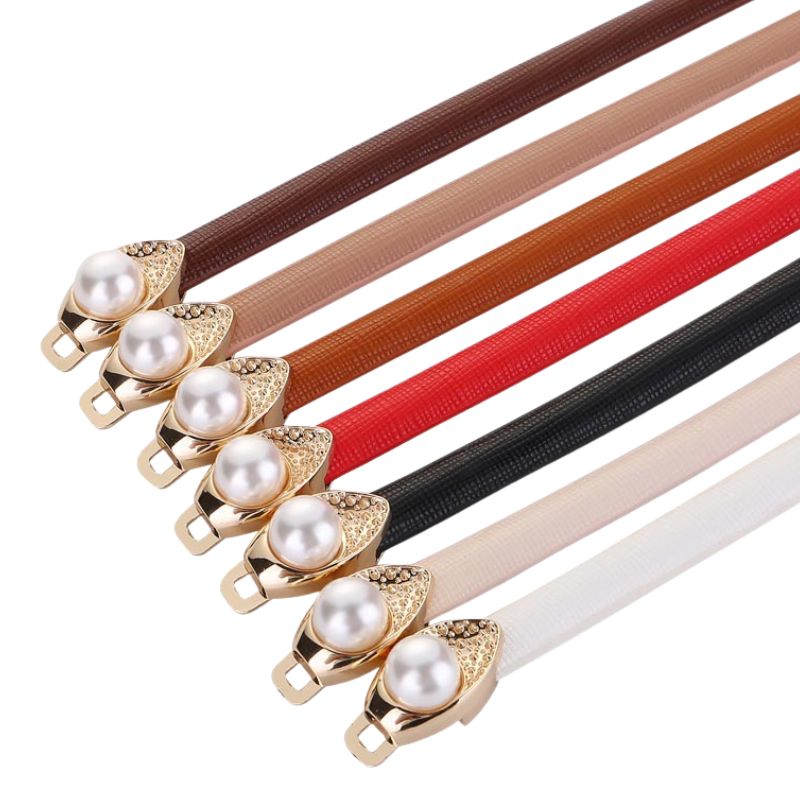 Collection de ceintures fines Noémie-Rose en cuir grainé, proposées en plusieurs couleurs (marron, beige, cognac, rouge, noir, blanc cassé), chacune ornée d'une boucle dorée en forme de feuille sertie d'une perle et de strass.