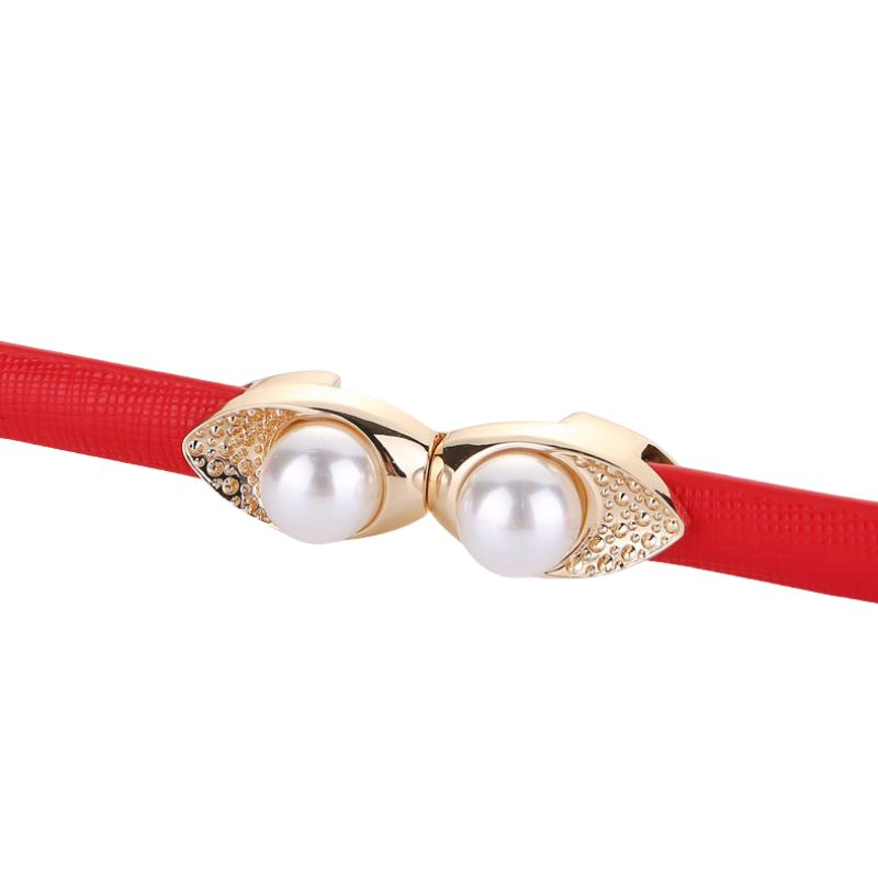 Ceinture rouge Noémie-Rose pour femme, avec une boucle dorée en forme de feuille ornée de perles et de strass.