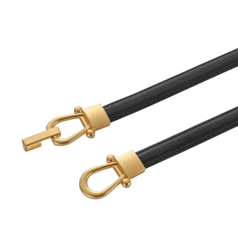 Ceinture fine Nuance noire en cuir pleine fleur avec boucle crochet dorée en forme de U.
