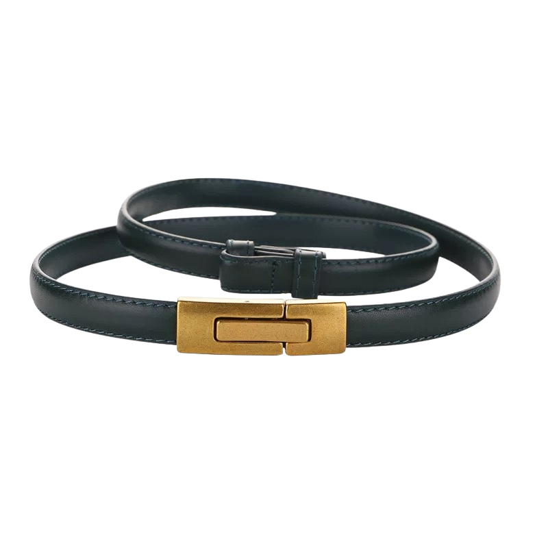 Ceinture Nymphe fine en cuir de vachette vert foncé, avec une boucle rectangulaire dorée à fermoir double crochet. Parfaite pour sublimer une robe, une jupe ou un pantalon.