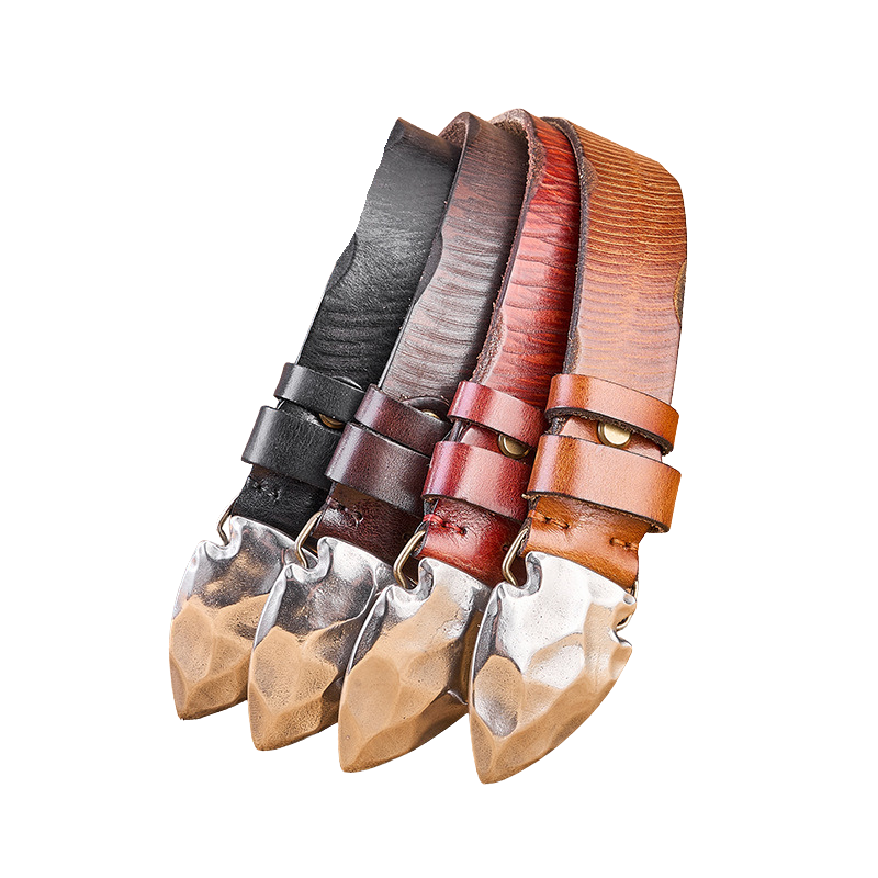 Quatre ceintures pour homme Olivier Tan en cuir pleine fleur de vachette, disponibles en noir, marron foncé, rouge bordeaux et marron clair, avec des boucles argentées martelées en forme de pointe de flèche.