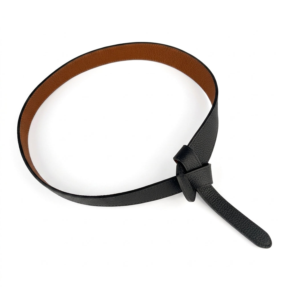 Ceinture femme réversible Ombeline en cuir pleine fleur, face noire et face camel, style obi sans boucle, nouée élégamment sur fond blanc