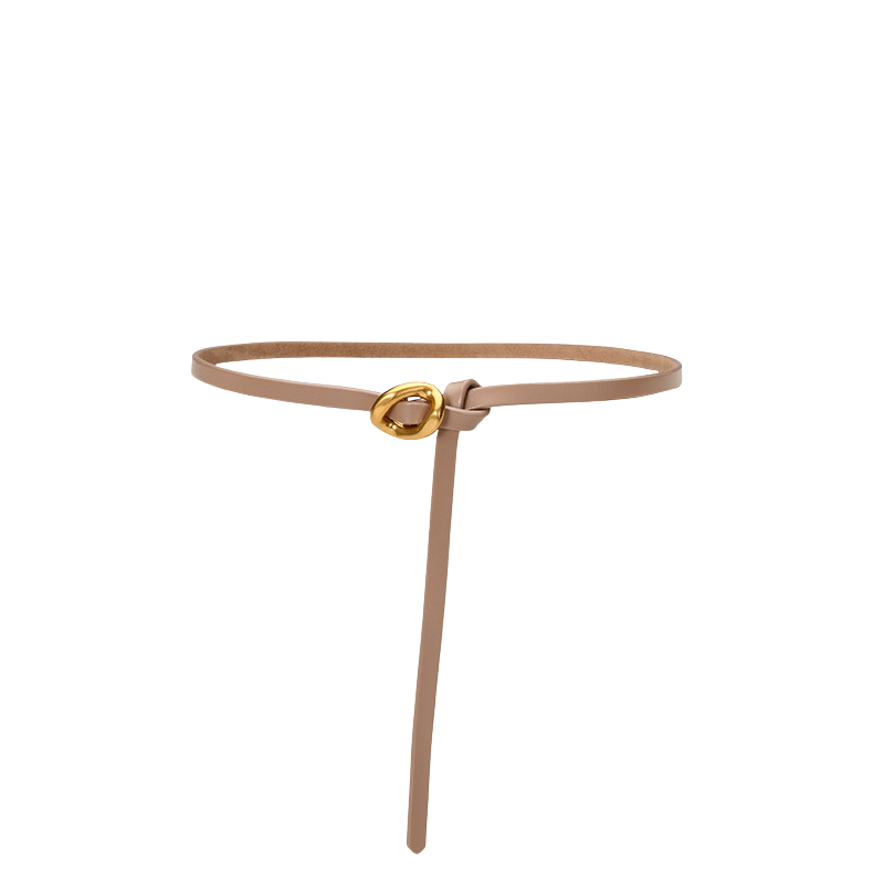 Ceinture fine beige Ombrelle en cuir de vachette refendu, avec une lanière de 1,0 cm et une boucle dorée texturée. Elle se noue et offre un tombé souple, idéale pour structurer une robe ou une tunique.