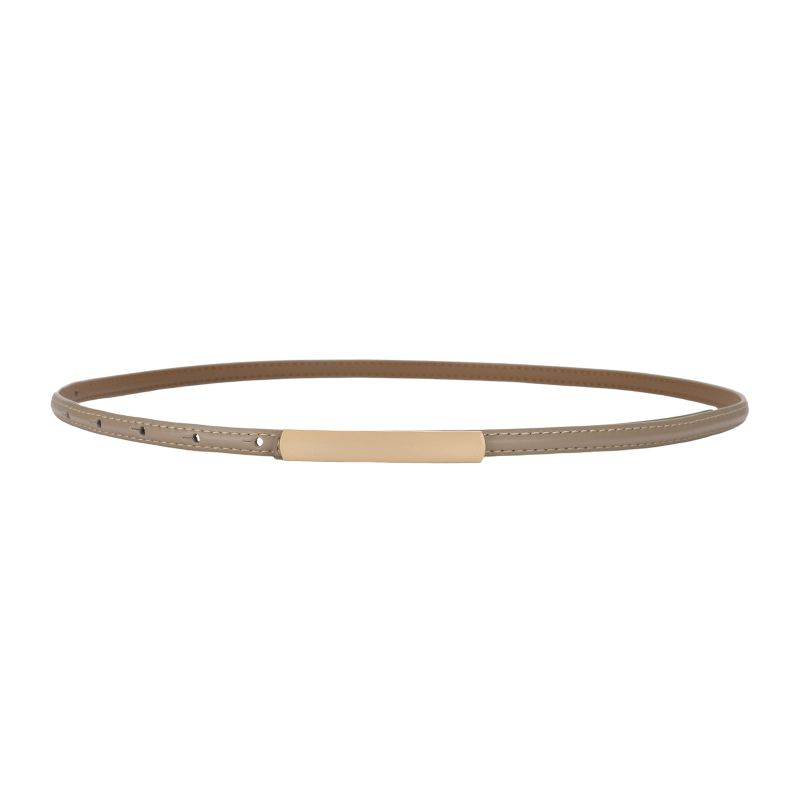 Ceinture fine pour femme Ondine en cuir beige avec boucle dorée rectangulaire discrète sans ardillon.