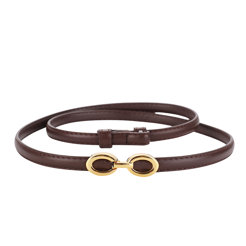 Ceinture fine en cuir marron foncé pour femme, modèle Onirique, avec une boucle ovale dorée décorative.