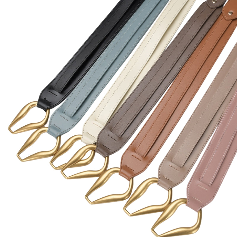 Ceinture Orchidée en cuir verni brillant avec boucle ardillon dorée, présentée en plusieurs couleurs : noir, bleu ciel, crème, taupe, marron et rose poudré.