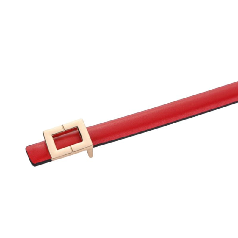 Ceinture fine rouge Ornement en cuir nubuck avec boucle carrée dorée minimaliste.