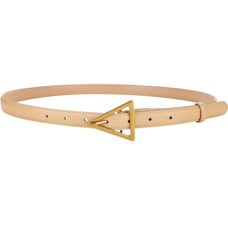 Ceinture fine en cuir beige pour femme, modèle Paola, avec une boucle dorée originale en forme de triangle.