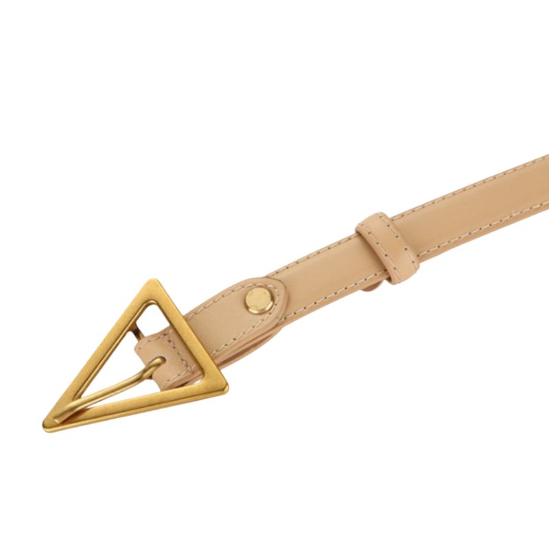 Ceinture fine en cuir beige pour femme, modèle Paola, avec une boucle dorée originale en forme de triangle.