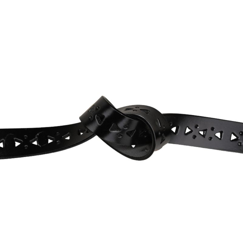 Ceinture noire pour femme, modèle Parfumée, en cuir avec découpes géométriques en forme de triangles et boucle ardillon discrète.