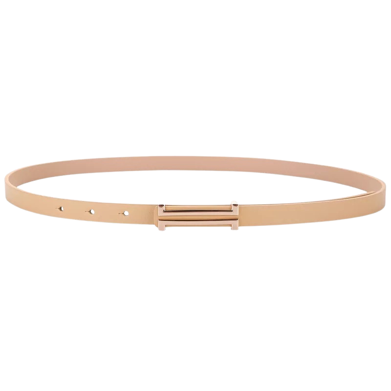 Ceinture fine beige pour femme en cuir pleine fleur, avec boucle dorée à deux barres et système de crochet clou discret. Style coréen contemporain.