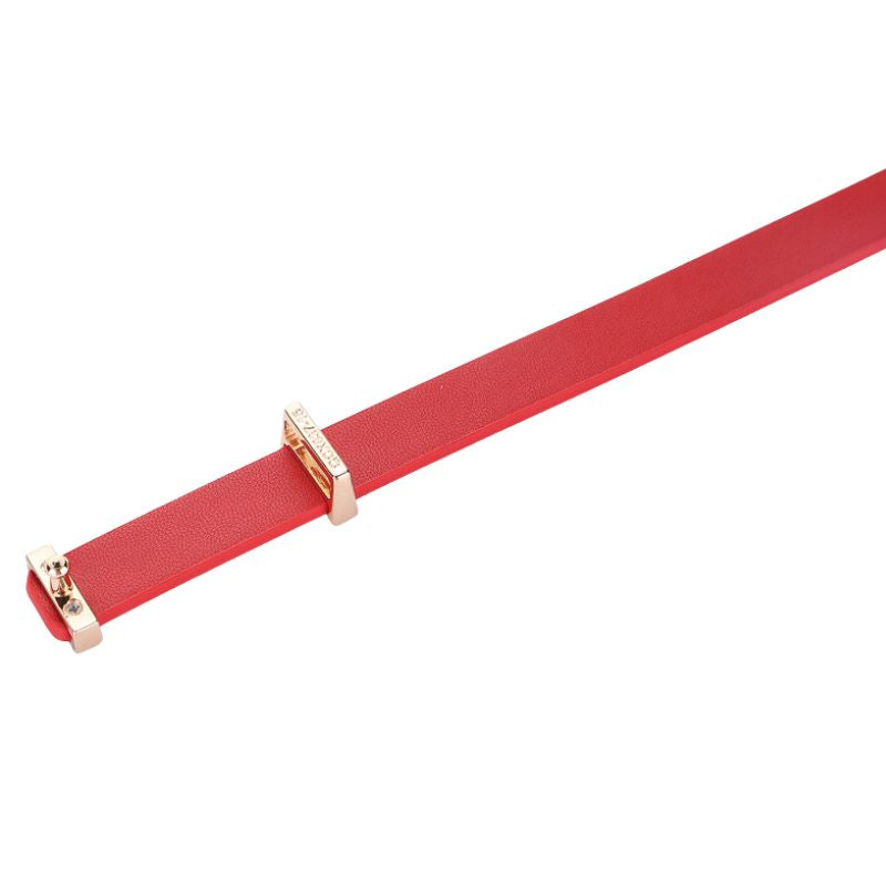 Ceinture fine rouge en cuir pour femme, modèle Pensée, avec boucle dorée à deux barres et système de crochet clou discret.