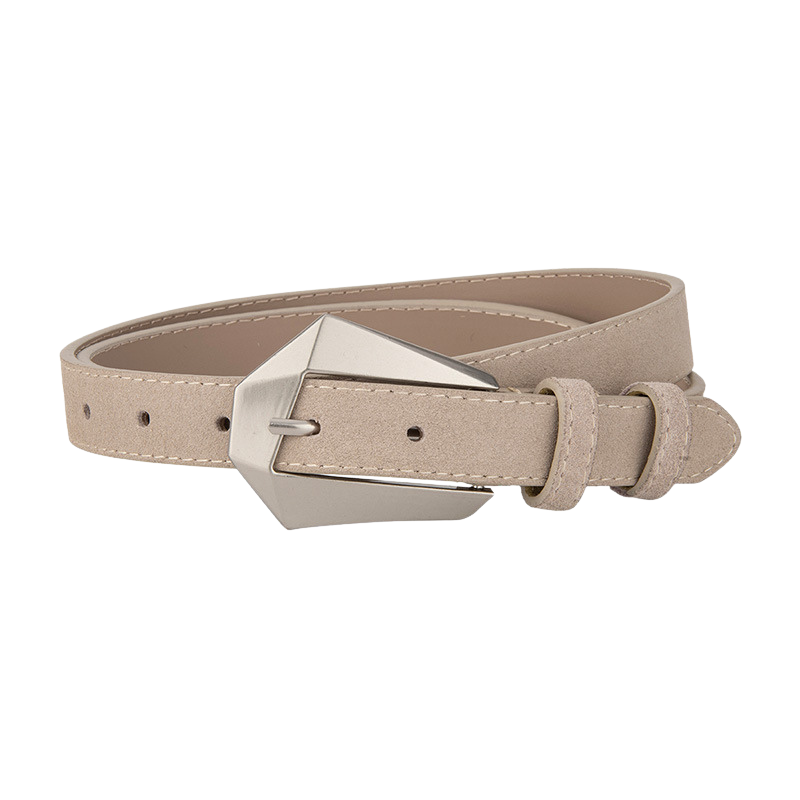 Ceinture Perrine beige en daim refendu, avec boucle ardillon argentée géométrique asymétrique.