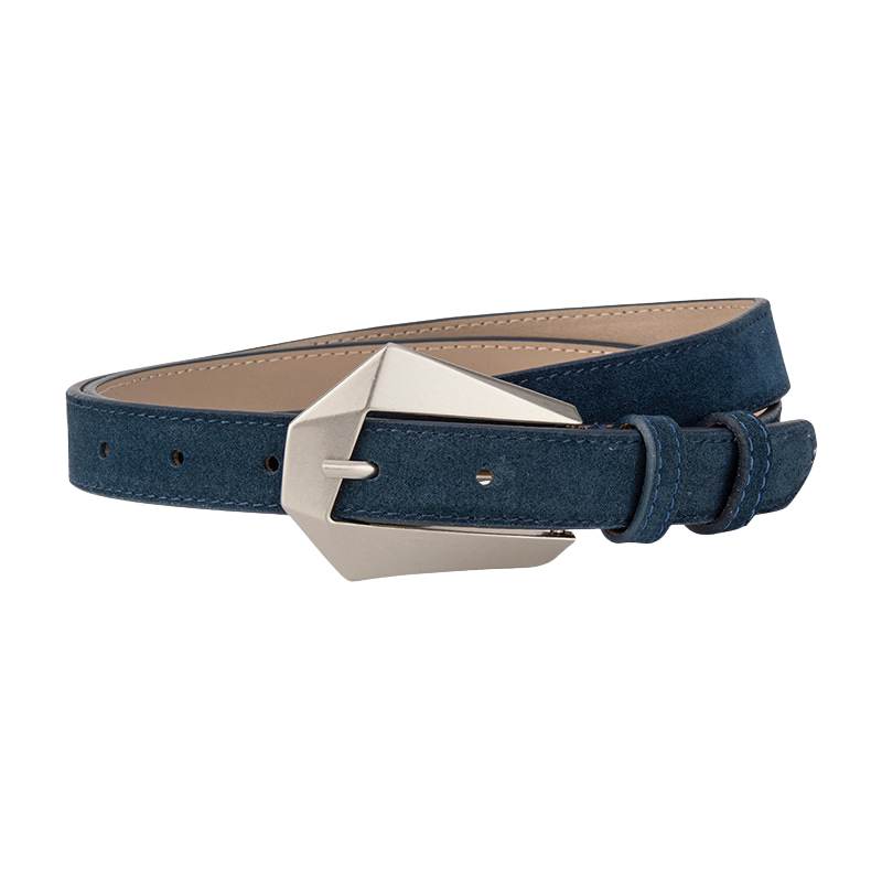 Ceinture Perrine en daim bleu marine avec boucle argentée géométrique asymétrique.