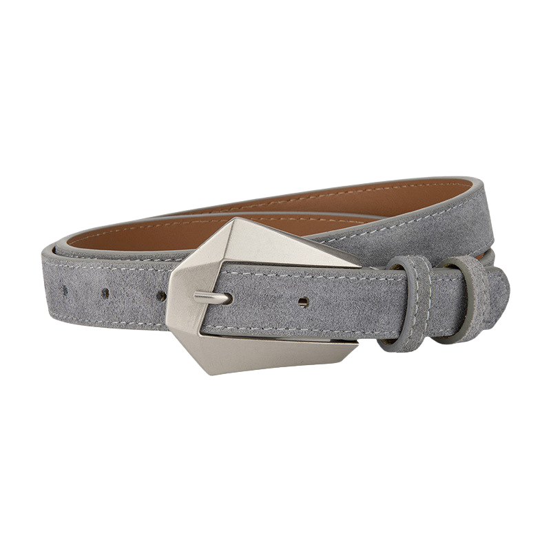 Ceinture Perrine en daim gris clair avec boucle argentée géométrique asymétrique.