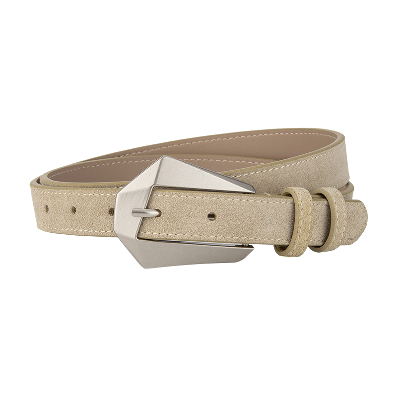 Ceinture femme Perrine en daim beige clair avec boucle ardillon argentée géométrique asymétrique.