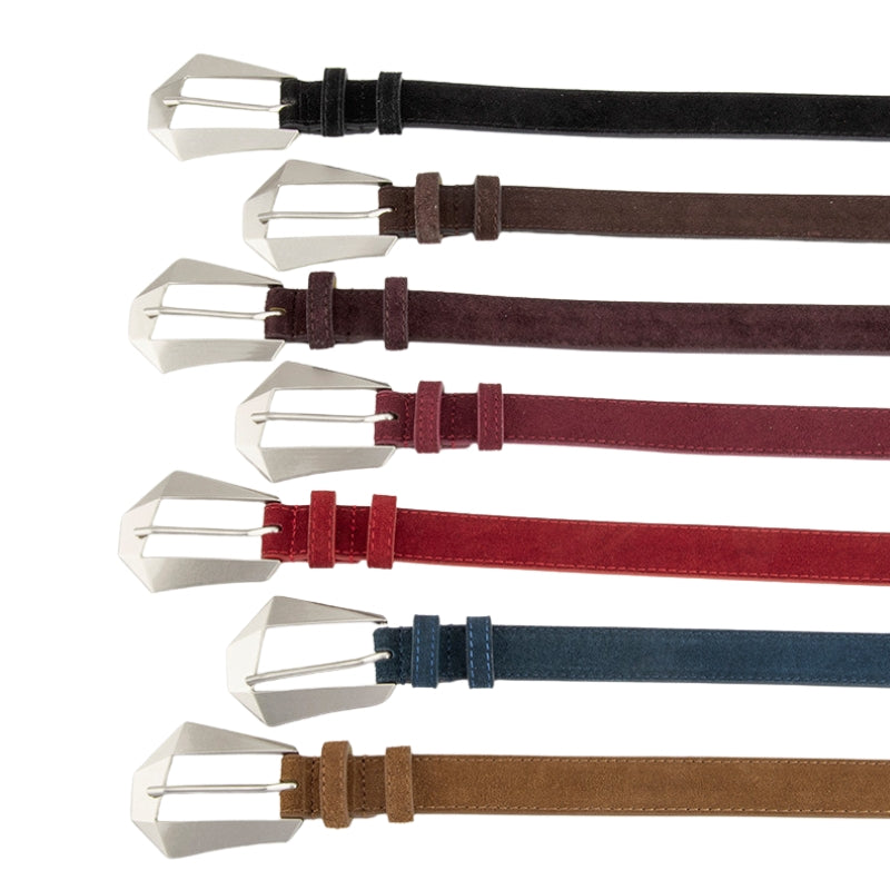 Ceinture Perrine en daim refendu, disponible en plusieurs couleurs dont noir, marron, bordeaux, rouge, bleu marine et camel, avec une boucle ardillon argentée géométrique.