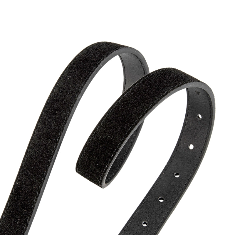 Ceinture Perrine noire en daim refendu, avec une lanière texturée et une boucle ardillon arrondie.