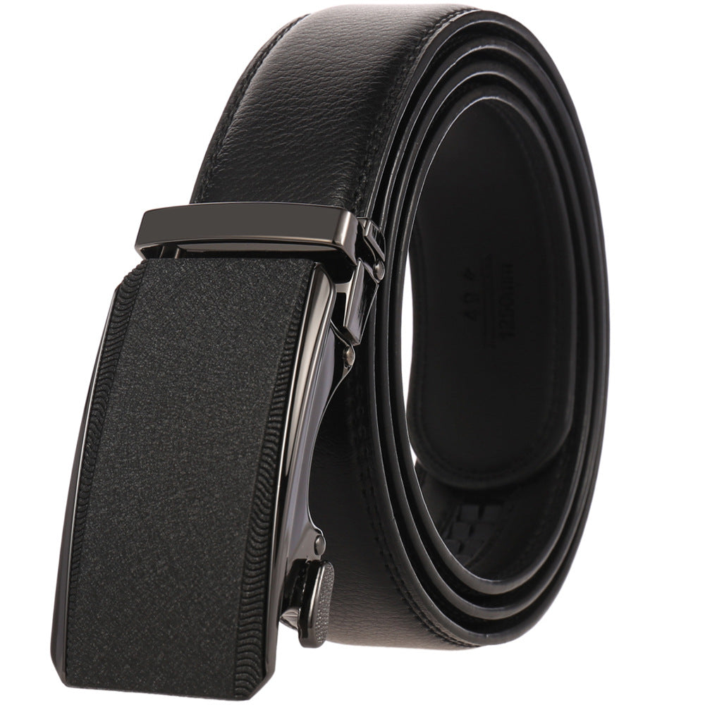 Ceinture homme Pigalle noire en cuir de vachette texturé avec boucle rectangulaire mate et système automatique. #fullwidth