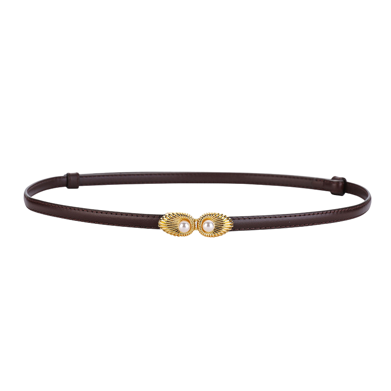 Ceinture fine Pivoine en cuir marron avec boucle dorée ornée de deux perles.