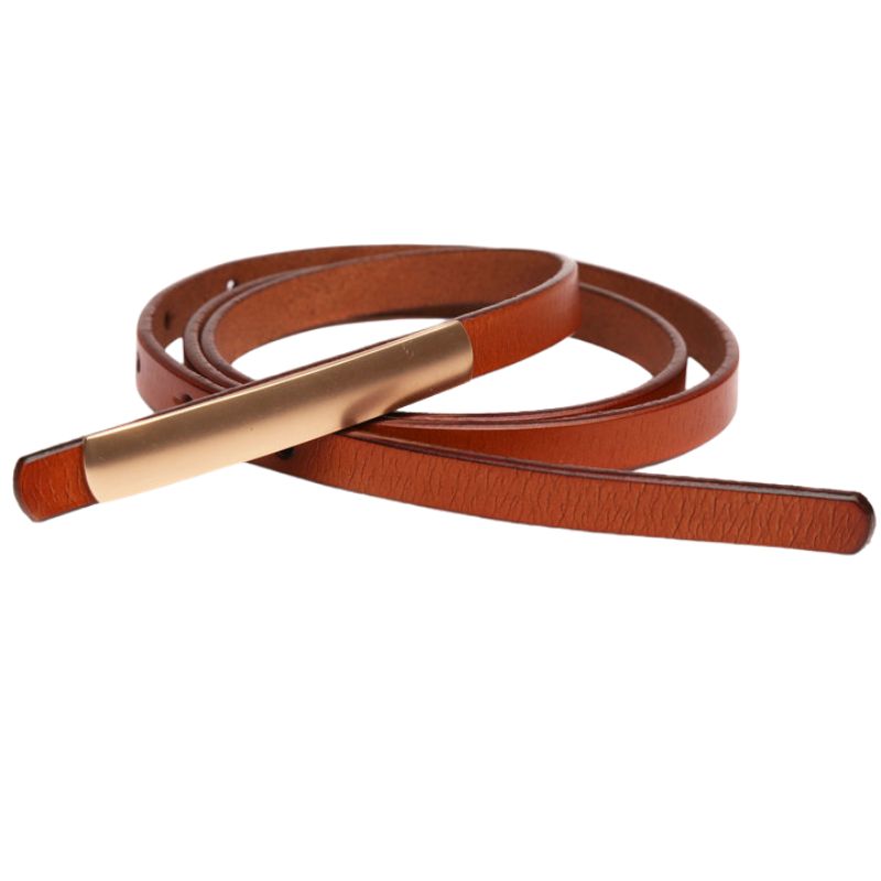 Ceinture fine en cuir camel pour femme, modèle Pureté, avec boucle métallique dorée rectangulaire.