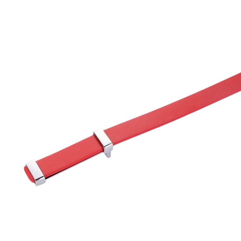Ceinture fine rouge en cuir pour femme, modèle Quintessence, avec boucle rectangulaire argentée discrète.