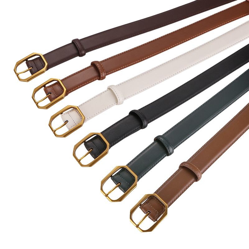 Vue rapprochée de plusieurs ceintures pour femmes Raffinement en cuir pleine fleur de vachette, de différentes couleurs (marron foncé, marron clair, blanc, noir, vert foncé) avec des boucles hexagonales dorées. #fullwidth
