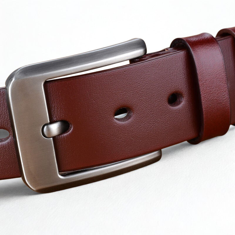 Ceinture homme République en cuir pleine fleur rouge brique avec boucle ardillon argentée.