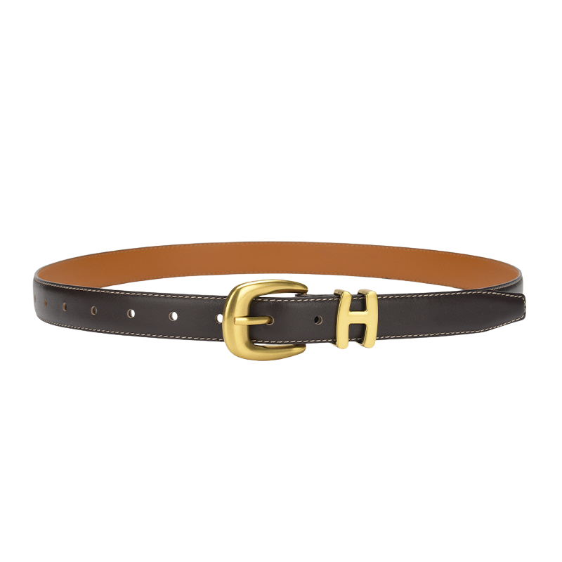 Ceinture femme Rêveuse en cuir marron foncé avec boucle ardillon dorée et initiale H dorée, couture contrastante blanche, doublure en cuir naturel. Photographie du produit sur fond blanc.
