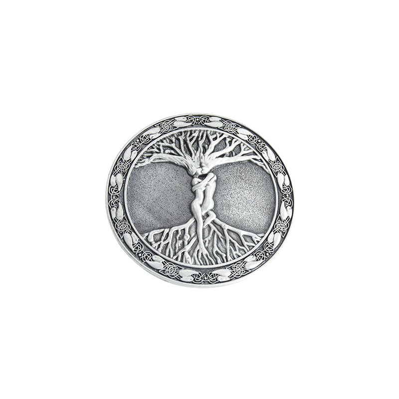 Boucle de ceinture Rimbaud 1 argentée en alliage, ronde, représentant un arbre de vie sculpté avec des silhouettes humaines entrelacées dans le tronc, bordée d'un motif celtique.