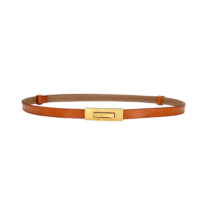 Ceinture fine pour femme Roxanne en cuir véritable marron avec boucle rectangulaire dorée et système de fermeture sans trous visibles.
