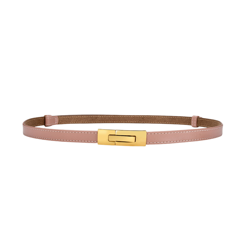 Ceinture fine pour femme Roxanne en cuir véritable rose poudré avec une boucle rectangulaire dorée à cliquet.