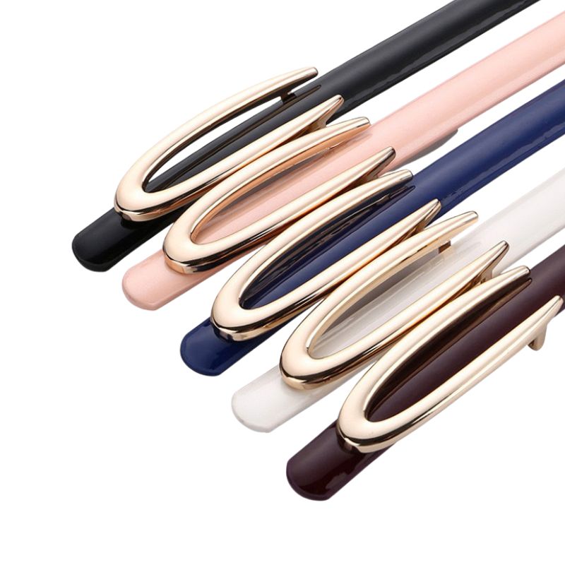 Ceintures fines Rubis disponibles en plusieurs couleurs (noir, rose poudré, bleu marine, blanc, bordeaux) avec boucle dorée en forme de C.