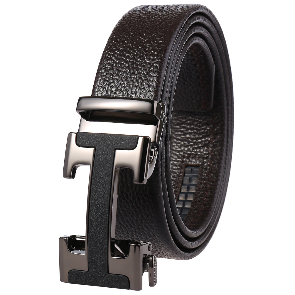 Ceinture Sacha en cuir texturé marron avec une boucle automatique en forme de H argentée et noire. Système de réglage sans trous. #fullwidth