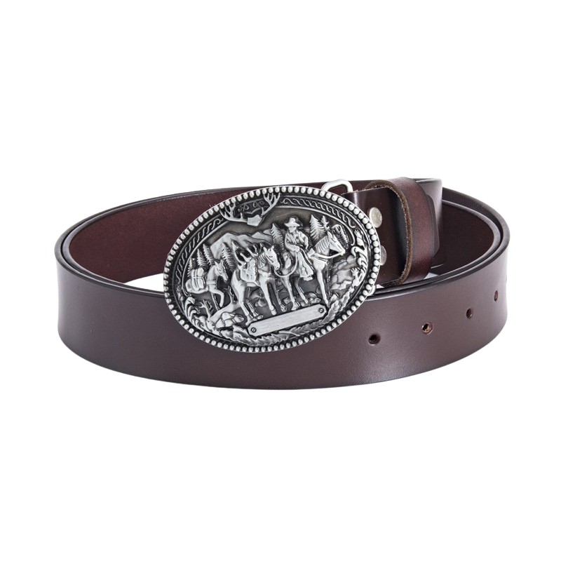 Ceinture Saint Rock homme en cuir marron avec une boucle ovale argentée ornée d'un motif de cavaliers et de chevaux dans un paysage montagneux.