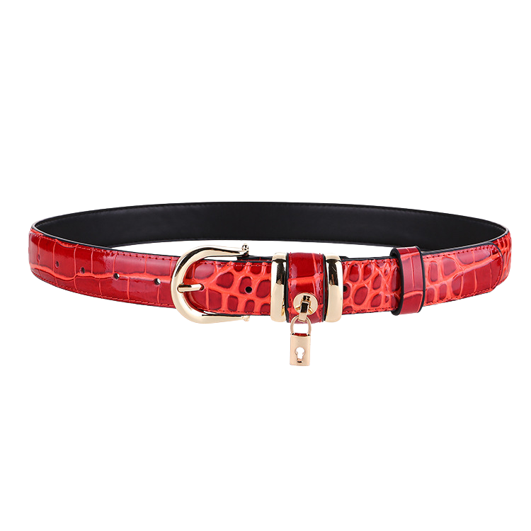 Ceinture Saphir rouge pour femme, en cuir verni effet crocodile avec boucle ardillon dorée et cadenas décoratif.