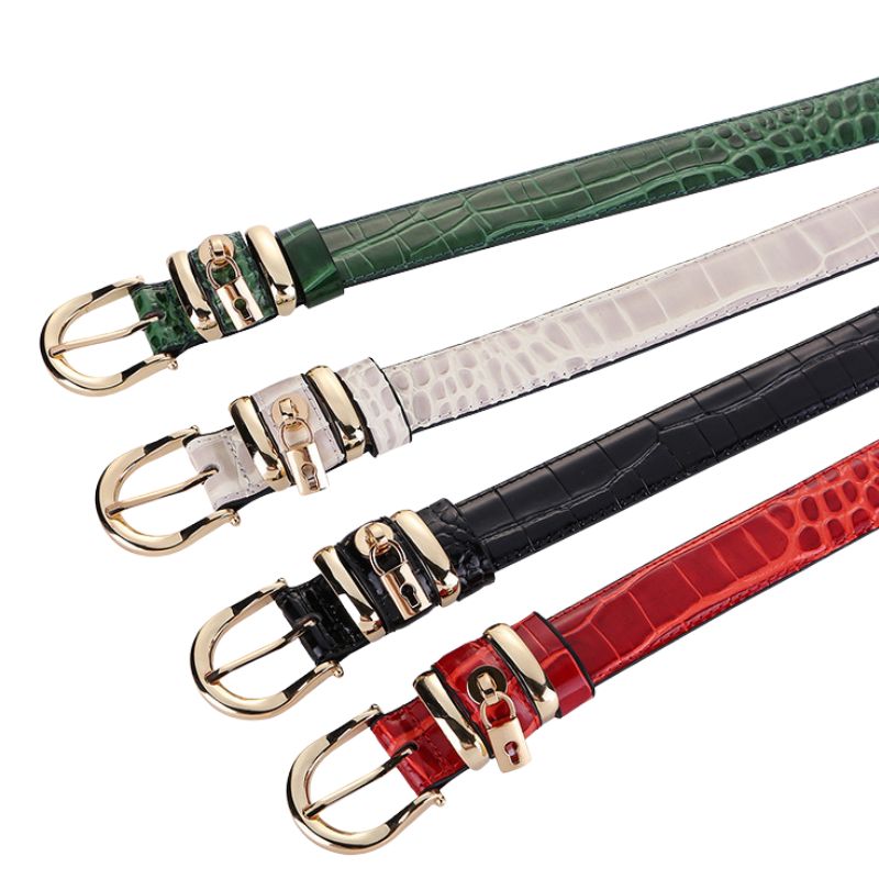 Ceintures Saphir pour femmes en cuir effet croco verni, disponibles en vert, blanc, noir et rouge, avec boucle ardillon dorée et cadenas décoratif.