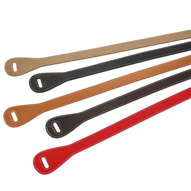 Cinq fines lanières de ceinture Sarah en cuir nubuck grainé, proposées en différentes couleurs : beige, noir, marron clair, marron foncé et rouge, avec surpiqûres blanches.