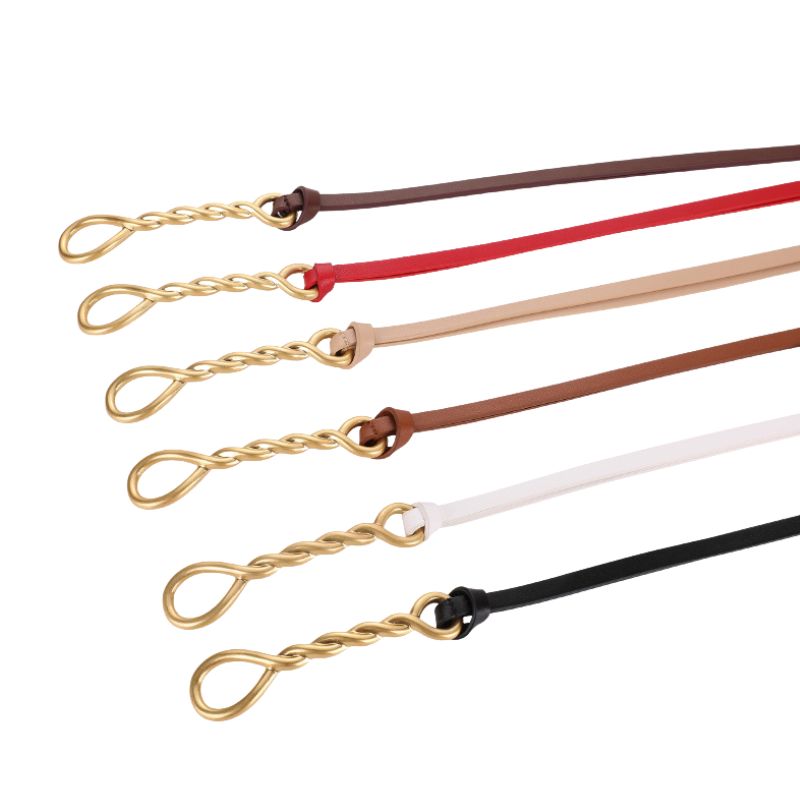 La ceinture Séraphine est présentée en plusieurs couleurs : marron foncé, rouge, beige, marron clair, blanc et noir. Les ceintures sont en cuir refendu et ornées d'un élément torsadé doré à l'extrémité.