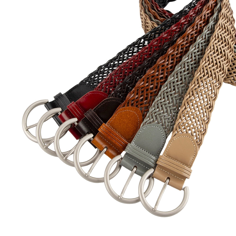 Collection de ceintures Sereine pour femme en simili cuir recyclé tressé à la main, avec boucles argentées en forme de C, disponibles en plusieurs couleurs dont noir, bordeaux, marron, gris et beige.