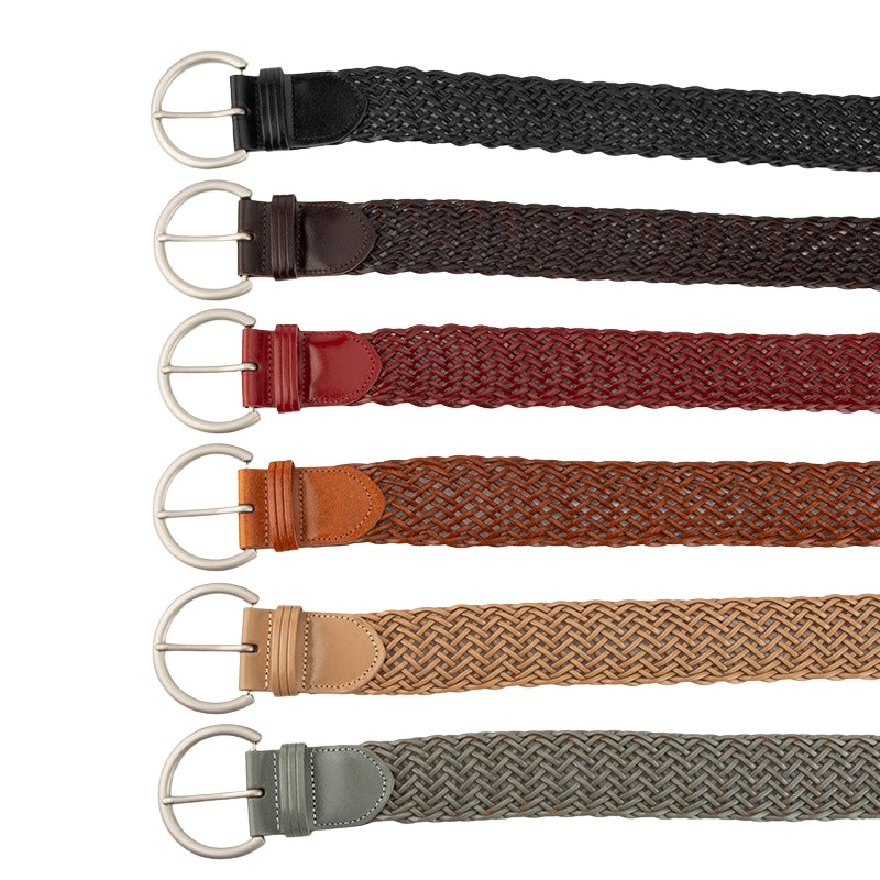 Ceintures femme Sereine tressées à la main en simili cuir recyclé, boucle argentée en forme de C. Disponibles en noir, marron foncé, bordeaux, marron clair, beige et gris.
