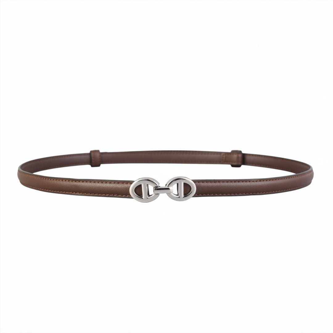 Ceinture femme Solange fine en cuir de vachette marron avec boucle ardillon argentée arrondie sur fond blanc