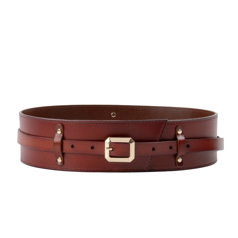 Ceinture large pour femme Solène en cuir marron cognac lisse, avec boucle ardillon dorée carrée et détail corset. Parfaite pour marquer la taille ou les hanches sur une robe, une tunique ou une veste.