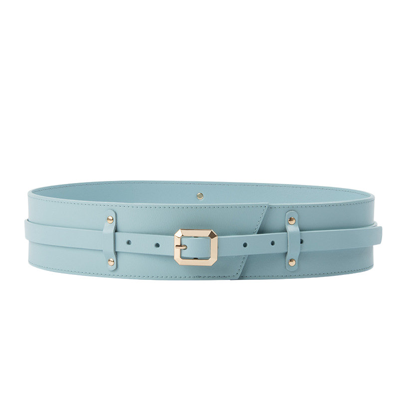 Ceinture large Solène bleu clair en cuir de vachette, avec boucle ardillon carrée dorée et finition nette. Parfaite pour cintrer une robe, une tunique ou une veste.