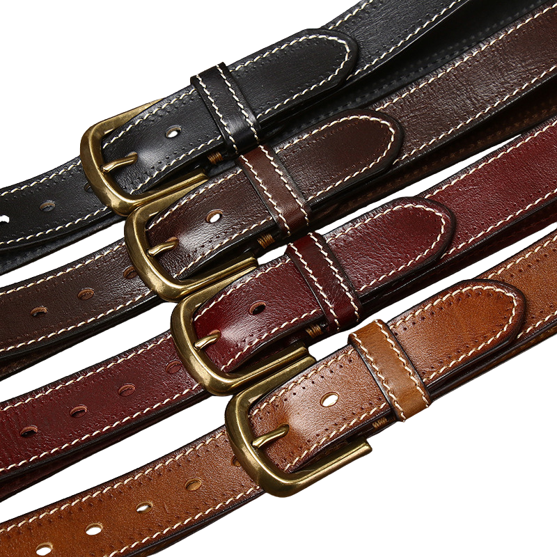 Ensemble de quatre ceintures pour hommes Stitchor en cuir pleine fleur de vachette avec coutures contrastées et boucles ardillon en cuivre doré vieilli. Les couleurs visibles sont noir, brun foncé, bordeaux et marron clair. #fullwidth