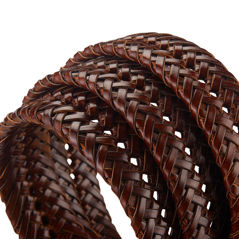 Ceinture homme Strasbg en cuir tressé marron foncé, style artisanal et vintage, avec finitions vernies et boucle dorée. #fullwidth