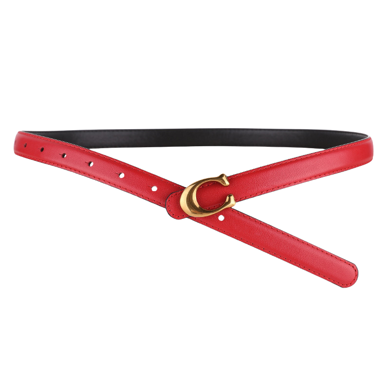 Ceinture fine rouge en cuir pour femme, modèle Sublime, avec boucle dorée en forme de C stylisé.