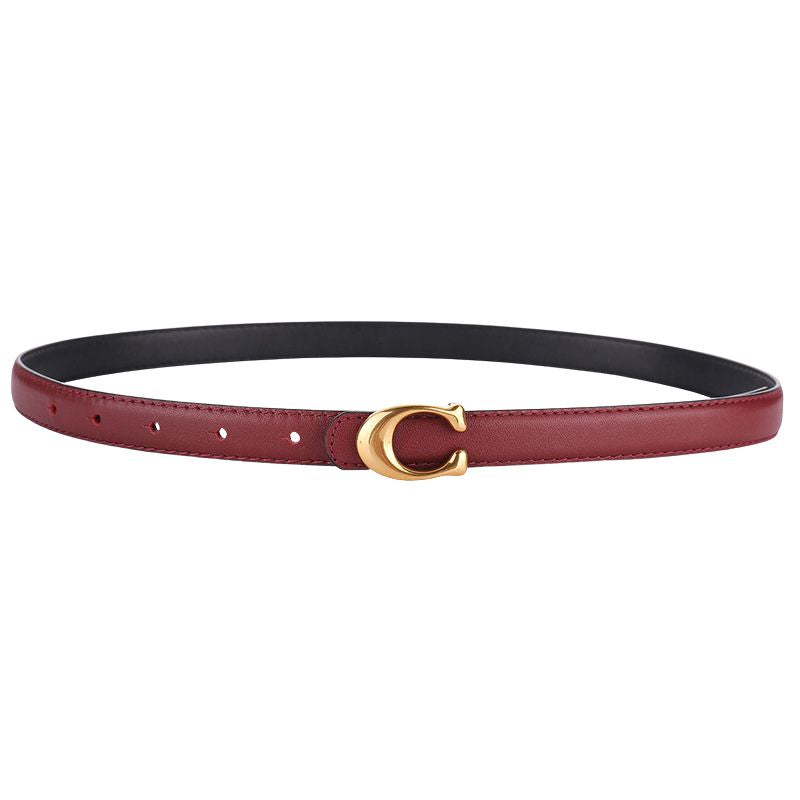 Ceinture fine rouge bordeaux en cuir lisse pour femme, modèle Sublime, avec boucle dorée en forme de C stylisé et fermoir crochet. Parfaite pour un look chic.