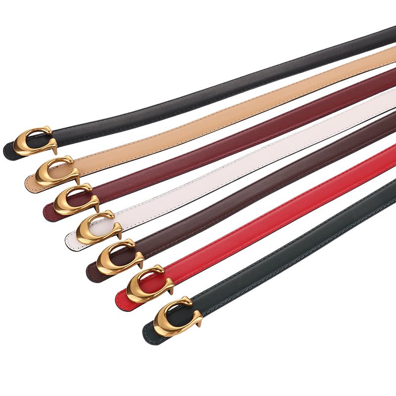 Collection de ceintures fines féminines Sublime en cuir lisse, disponibles en plusieurs couleurs avec une boucle dorée stylisée en forme de C.