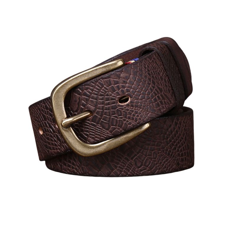 Ceinture homme Textuborn en cuir pleine fleur marron, avec un relief crocodile et une boucle ardillon ovale en cuivre doré vieilli. #fullwidth